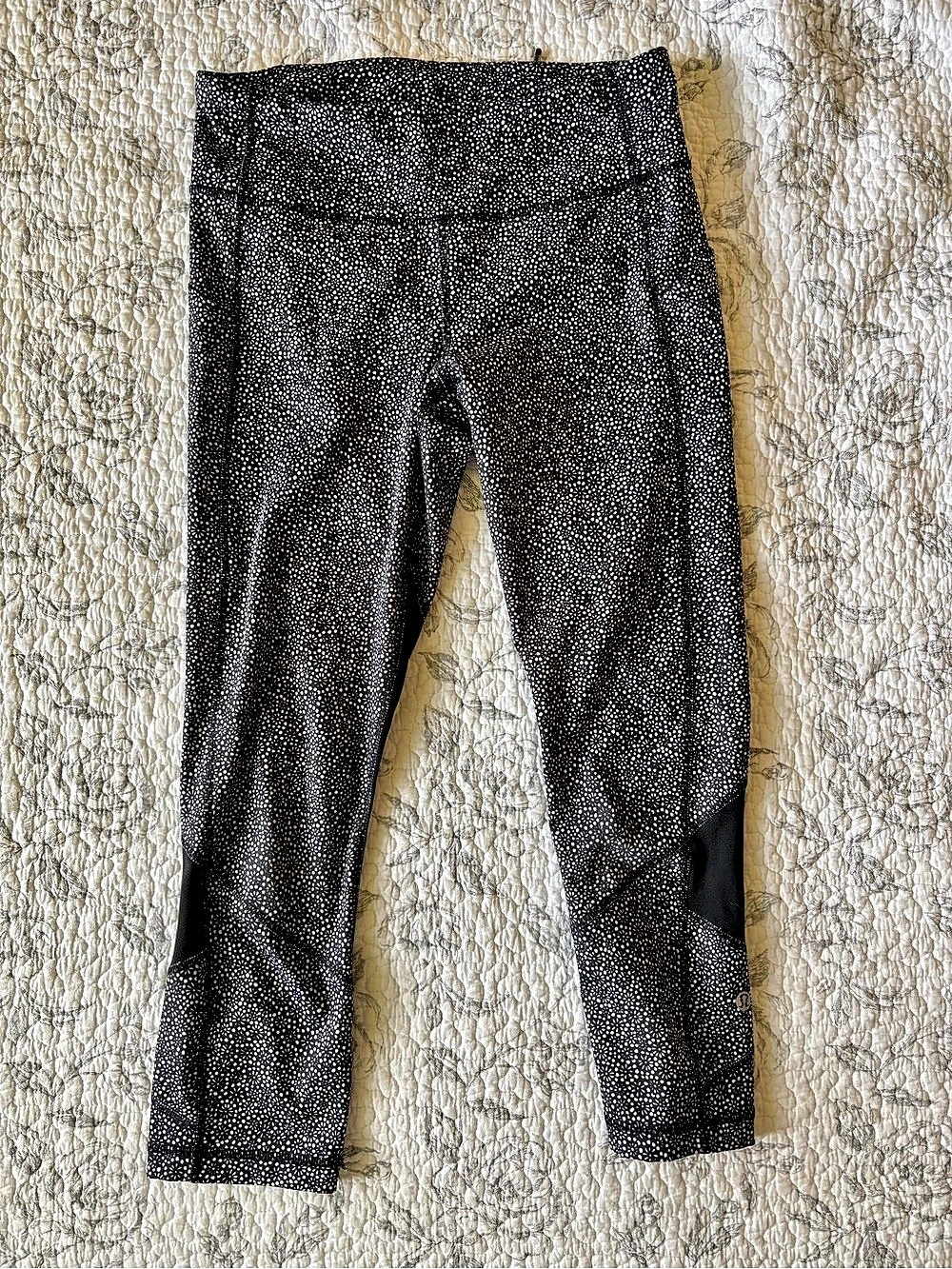 Lululemon Run: Inspire Crop II Floral Print Leggings in Black & White Size 6